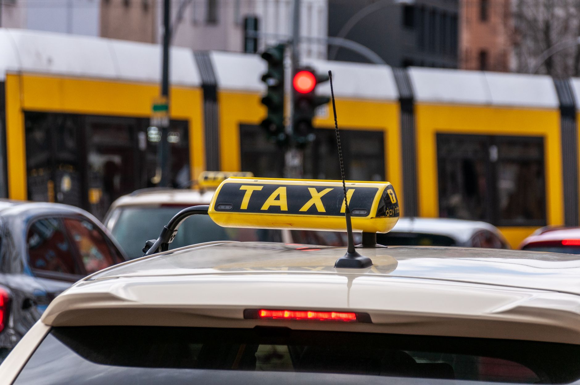 Taxi Hannover: Was die Fahrt kostet und warum ein Tarif über die Stadtgrenze hinausreicht